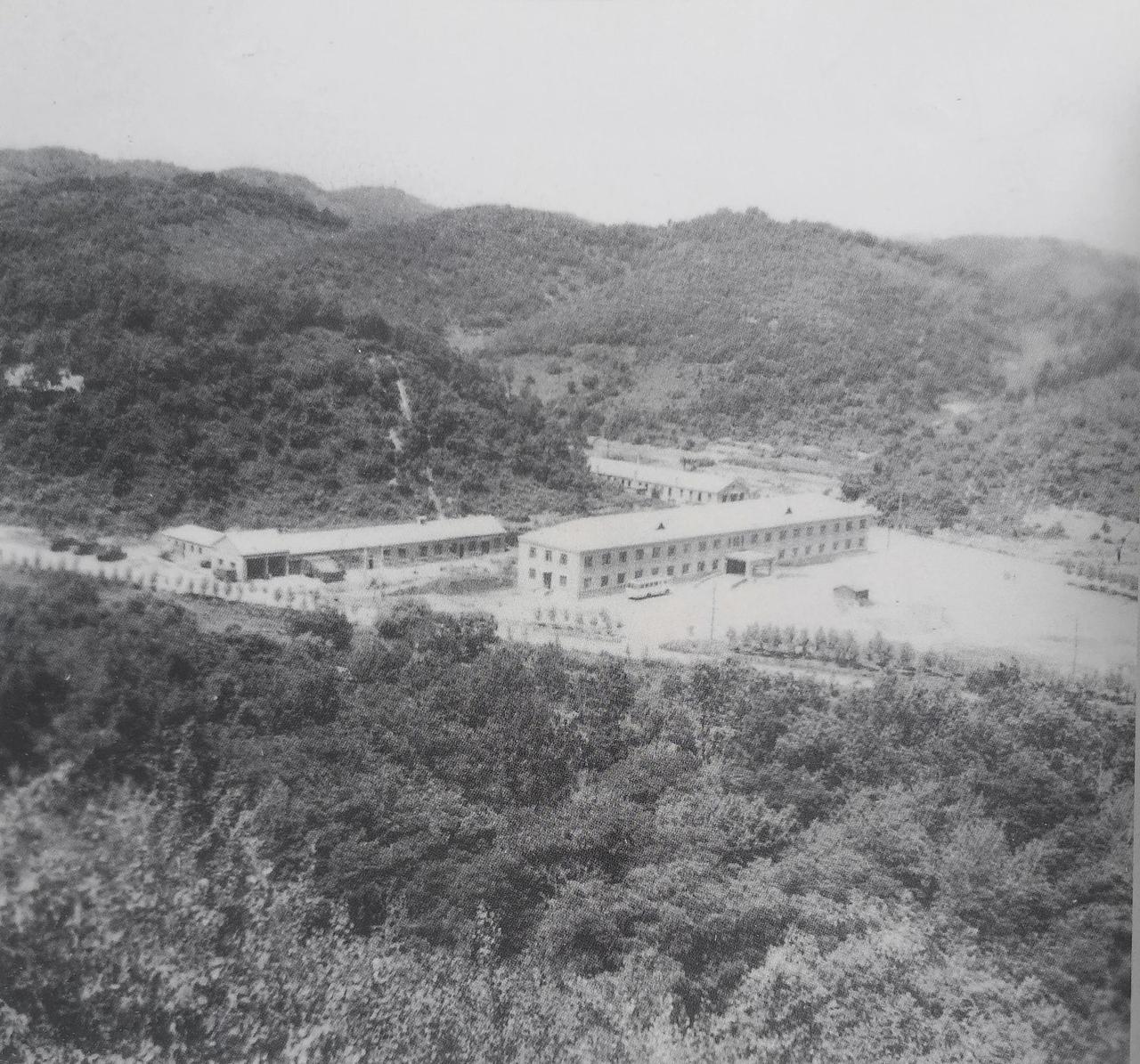 在1975年的东北军营里，两个大学名额像一缕意外光线，照亮了坦克部队中几名普通士