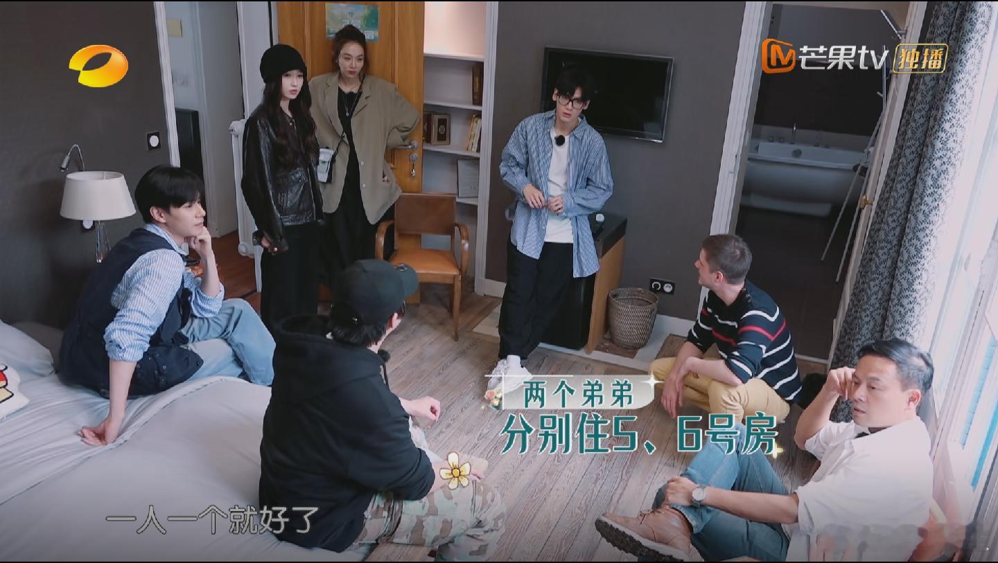 #黄晓明尹正睡一间房##黄晓明尹正成全别人选择一间房#黄晓明尹正睡一间房黄晓明尹