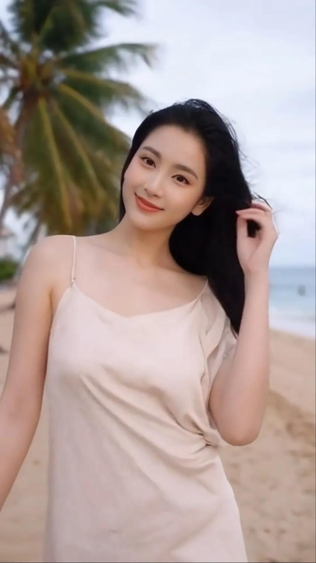 你轻轻地捋一捋秀发，就如此的风情万千，你轻轻地妩媚浅笑，便有着倾国倾城般的迷人魅