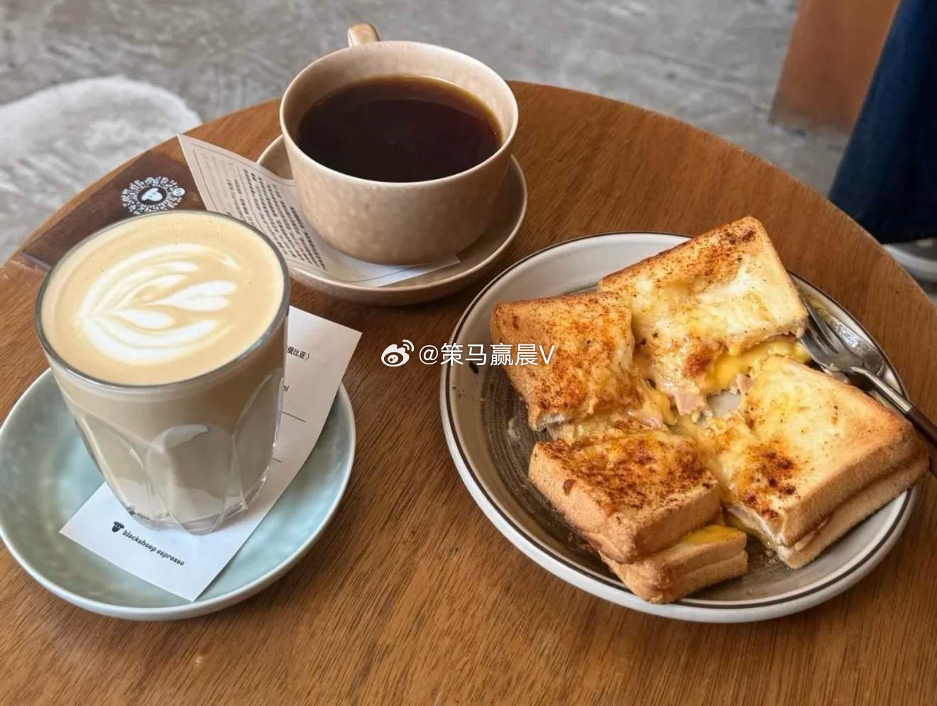 各位☕️早！昨天在外围普跌影响下，两市大盘低开低走，最低回踩4053点附近，随后