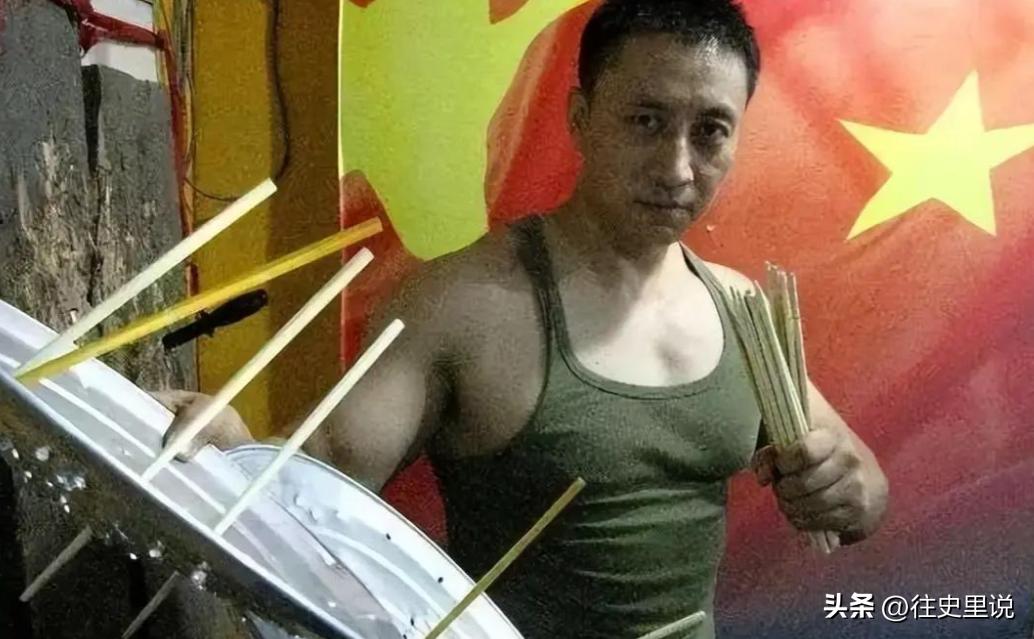 2008年，“拳王泰森”和“中国保镖之王李旭”在酒吧相遇，泰森说:“我不相信你能