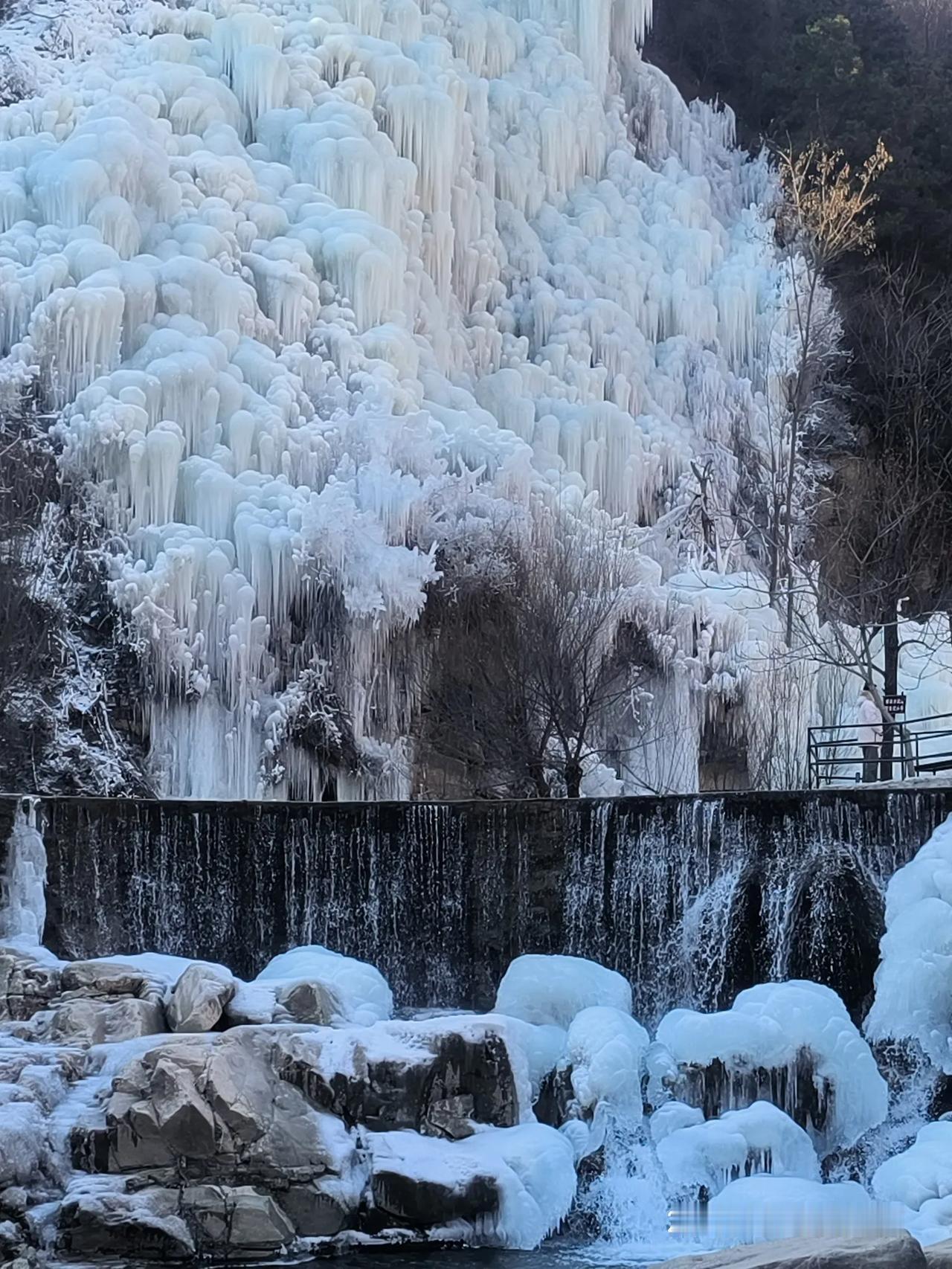 冬日仙境，冰瀑奇观！🌨️📸
水瀑沟景区历史悠久，自古以来便是自然风光秀美的胜