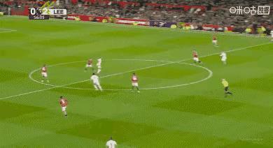 这场英超也太有戏了！曼联踢利兹联，55分钟VAR突然介入判罚。主裁亲自回看录像后