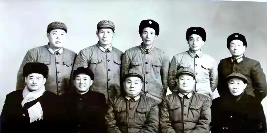 上世纪七十年代，从西路军血火中走出来的老战友们在和平年代的重逢的合影，包括：​3