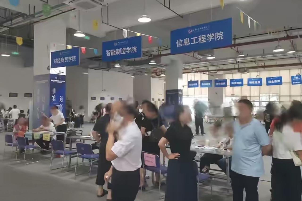 广东，一19岁男生去大学报到，但因为写字有点慢，父亲就礼貌地跟老师说明他有轻度自