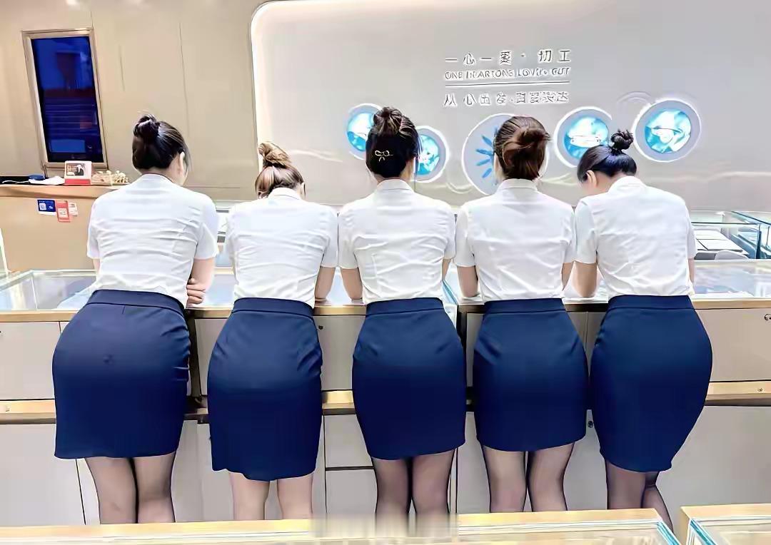上午好，亲爱的家人们！深圳水贝，珠宝城的制服好看吗？ 深圳·水贝珠宝