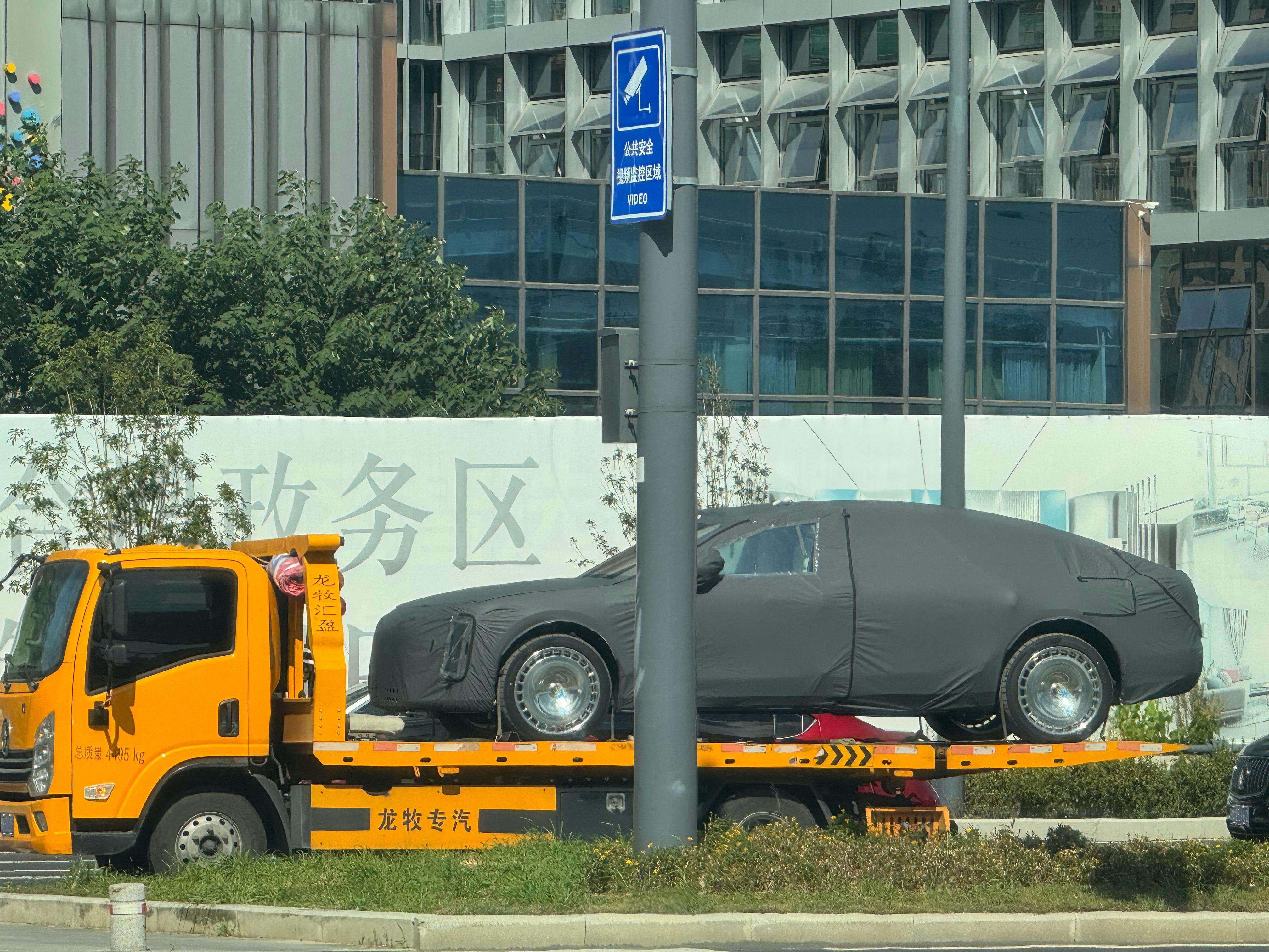 汽车评测尊界S800不是已经发布了么？这咋又出现全伪装车了呢？难道是我穿越了？ 