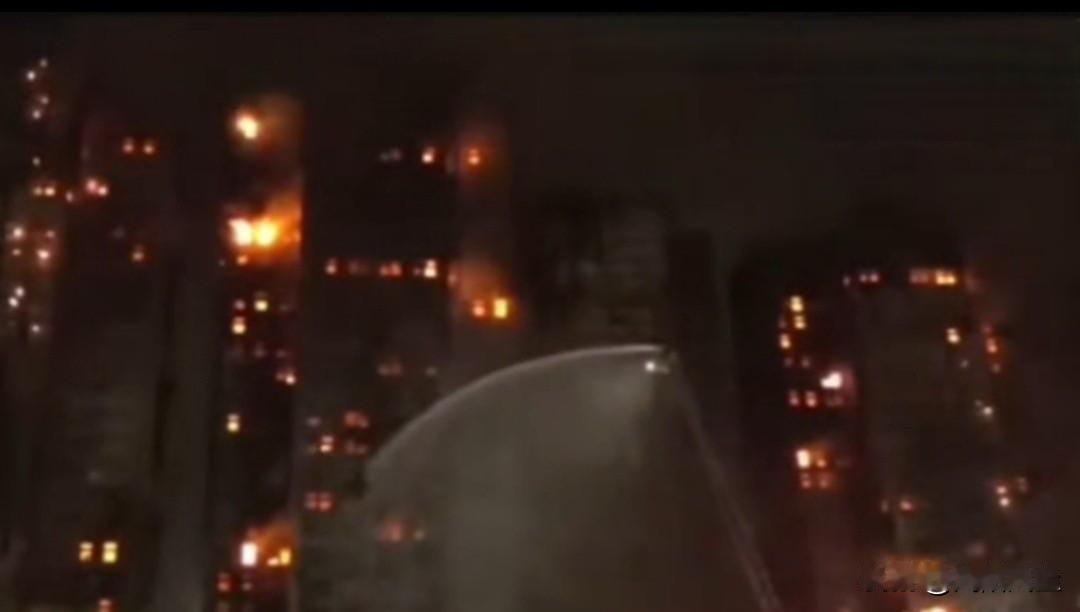 截止目前，消防队仍在进行灭火。从图中可以看到，现在火势基层都在楼层内部燃烧。