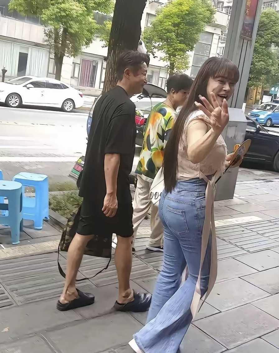 这女的除了身材很好，其实长相也很一般般。
​这个女人很了不起，凭着自己这么多年的