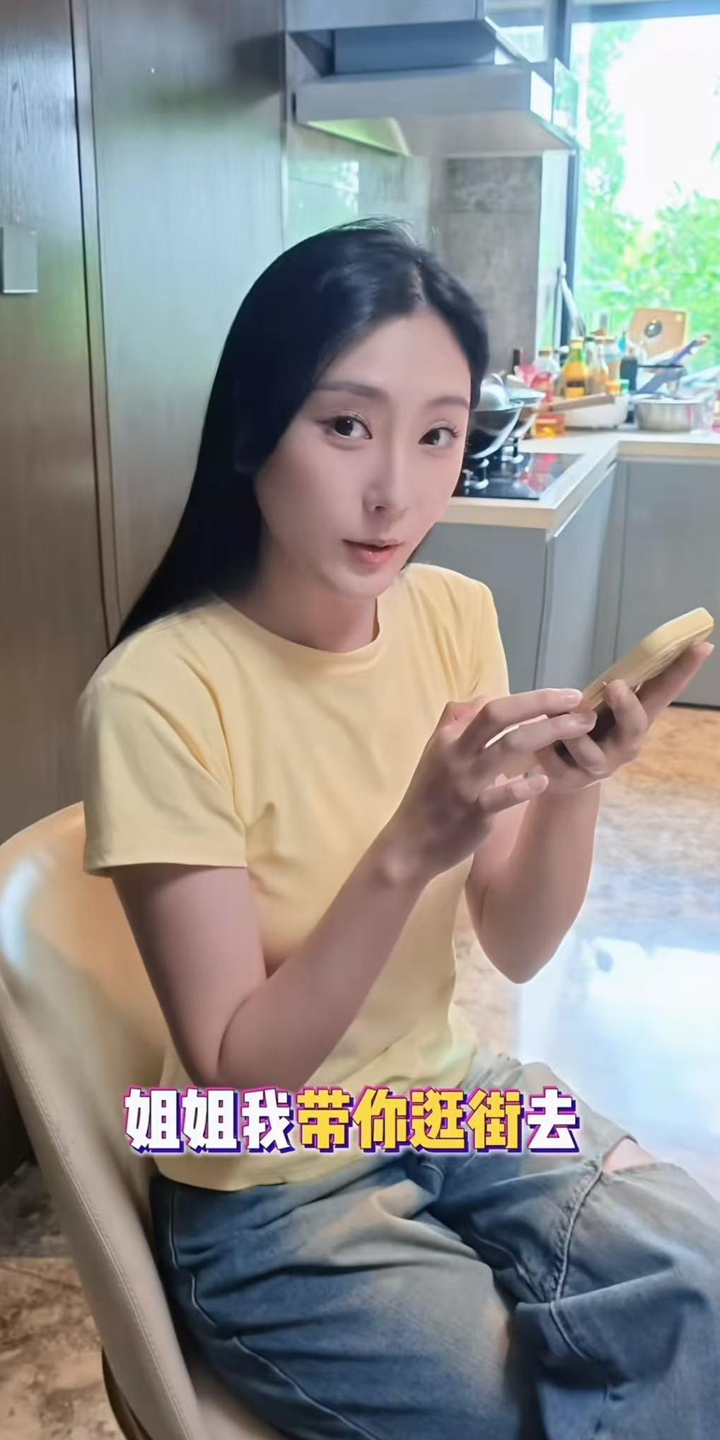 陶阳妻子胡嘉博和大姑姐逛商场，试穿旗袍秀好身材，阳嫂热度上来都接到广告了！德云社