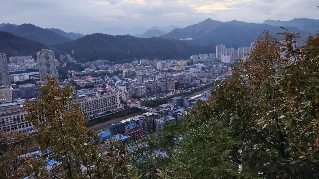 十堰真的是从大山里面建出来的一座城市

今天天气真的不错，于是心血来潮想去爬爬山