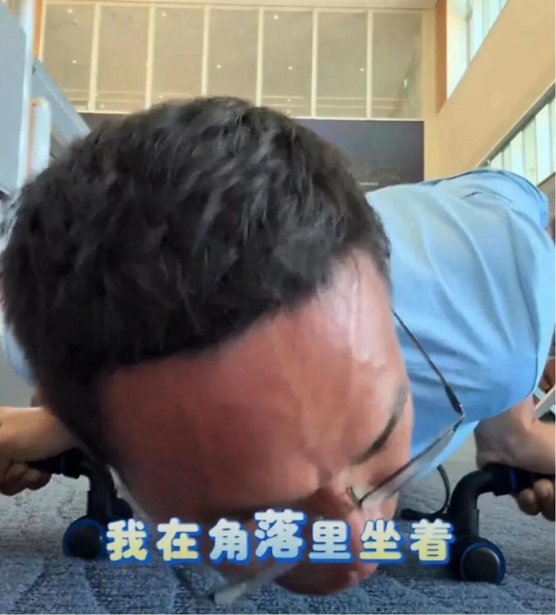 最近网上一段视频火了，一名中国退役军人在日本机场候机时没有坐着刷手机，而是在候机