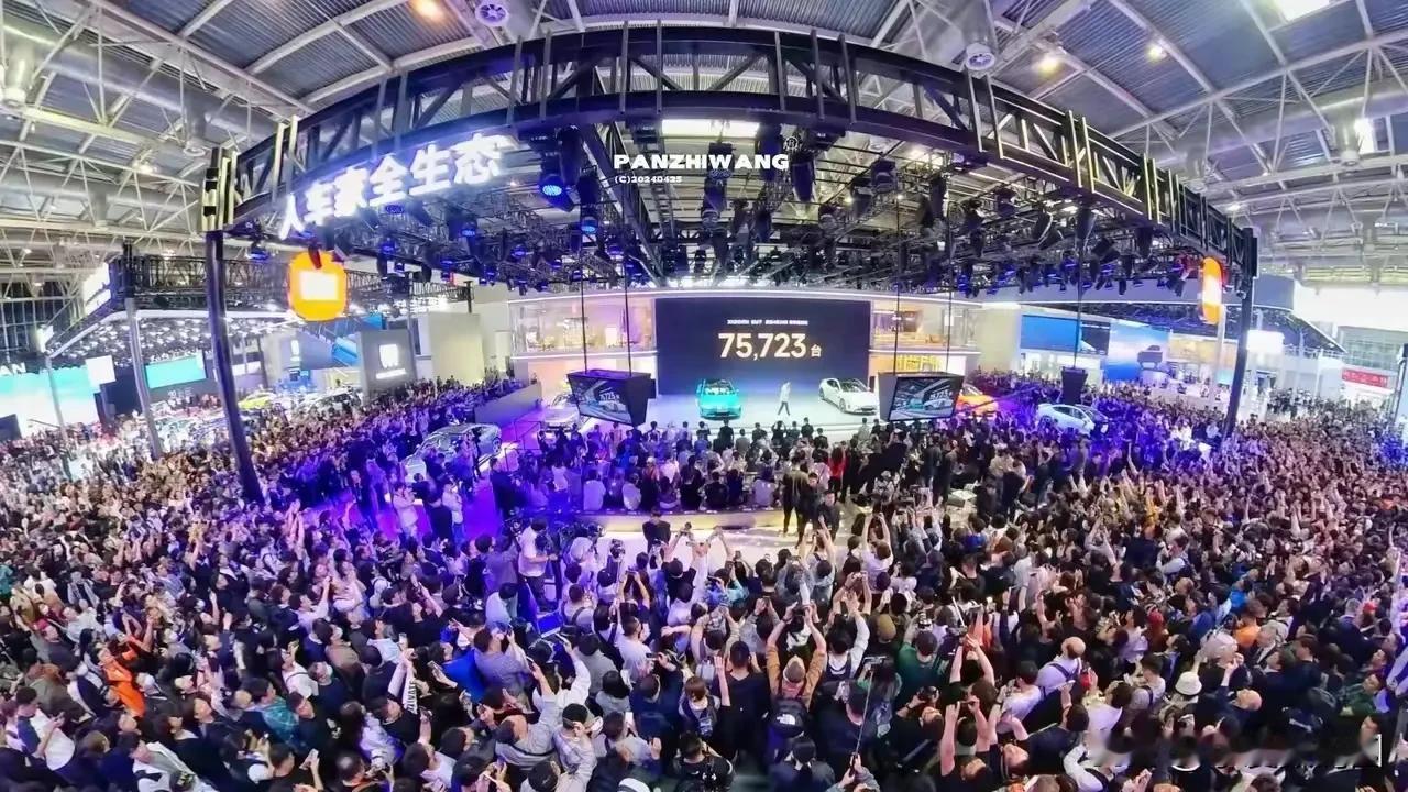 北京车展小米主场，朋友说现场给挤成肉饼了，而雷军直接现场摇人，把车展开成招聘会现