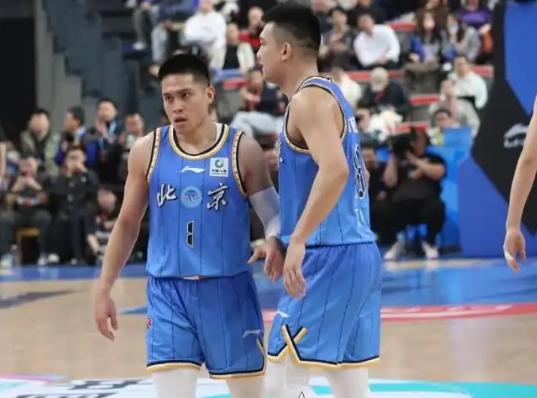 北京时间12月17日19：35，今晚CBA常规赛第三轮有两场比赛，赛程如下：
