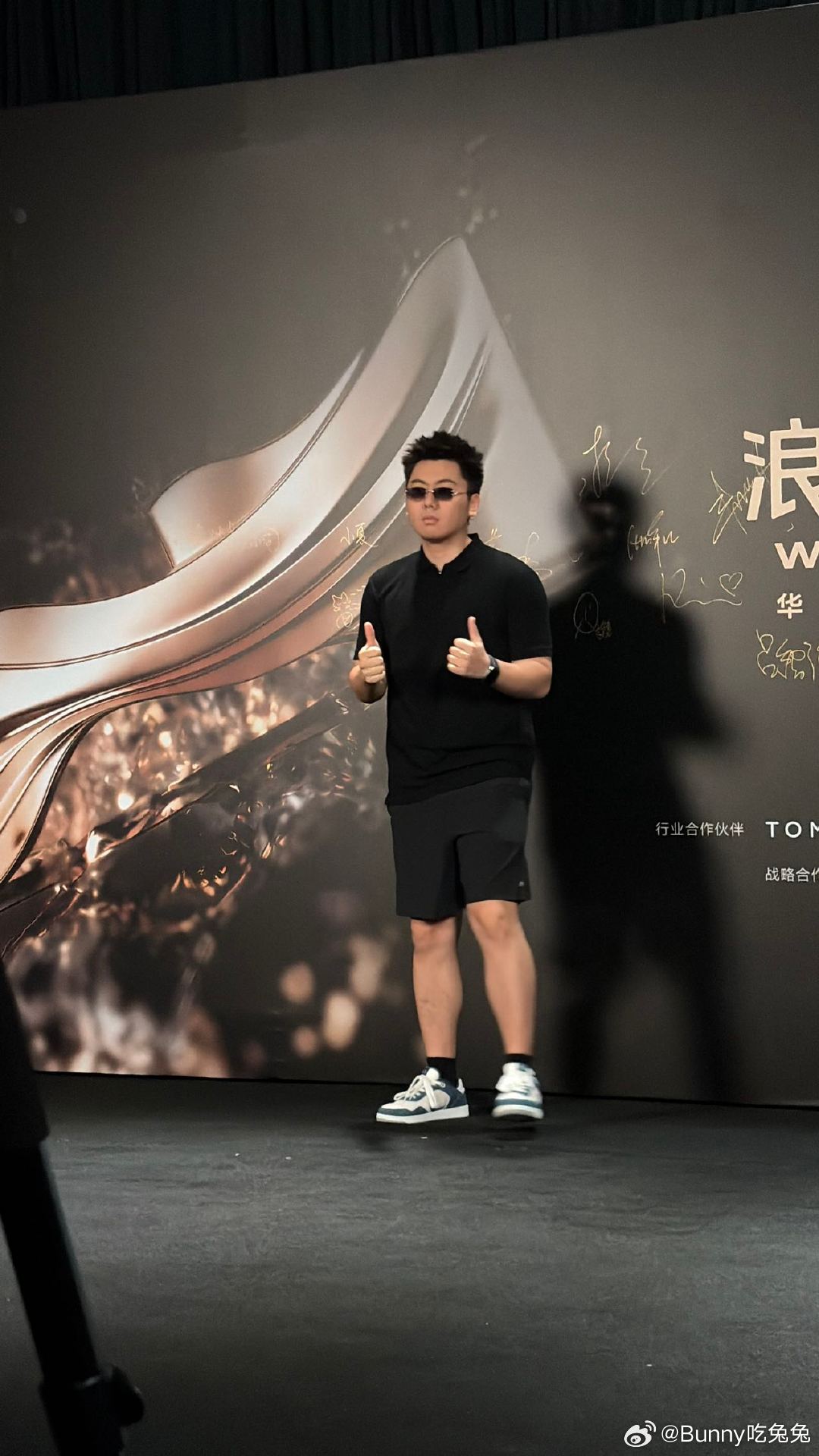 揽佬事业运这次真起飞了 揽佬不仅来财还来奖了 一边在海外圈粉无数，一边在内地拿到