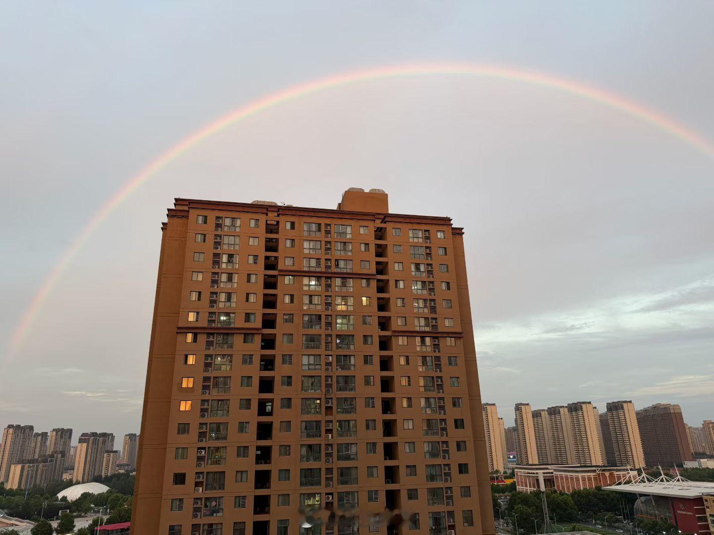 终于雨过天晴了！给大家看一下好看的彩虹 郑州