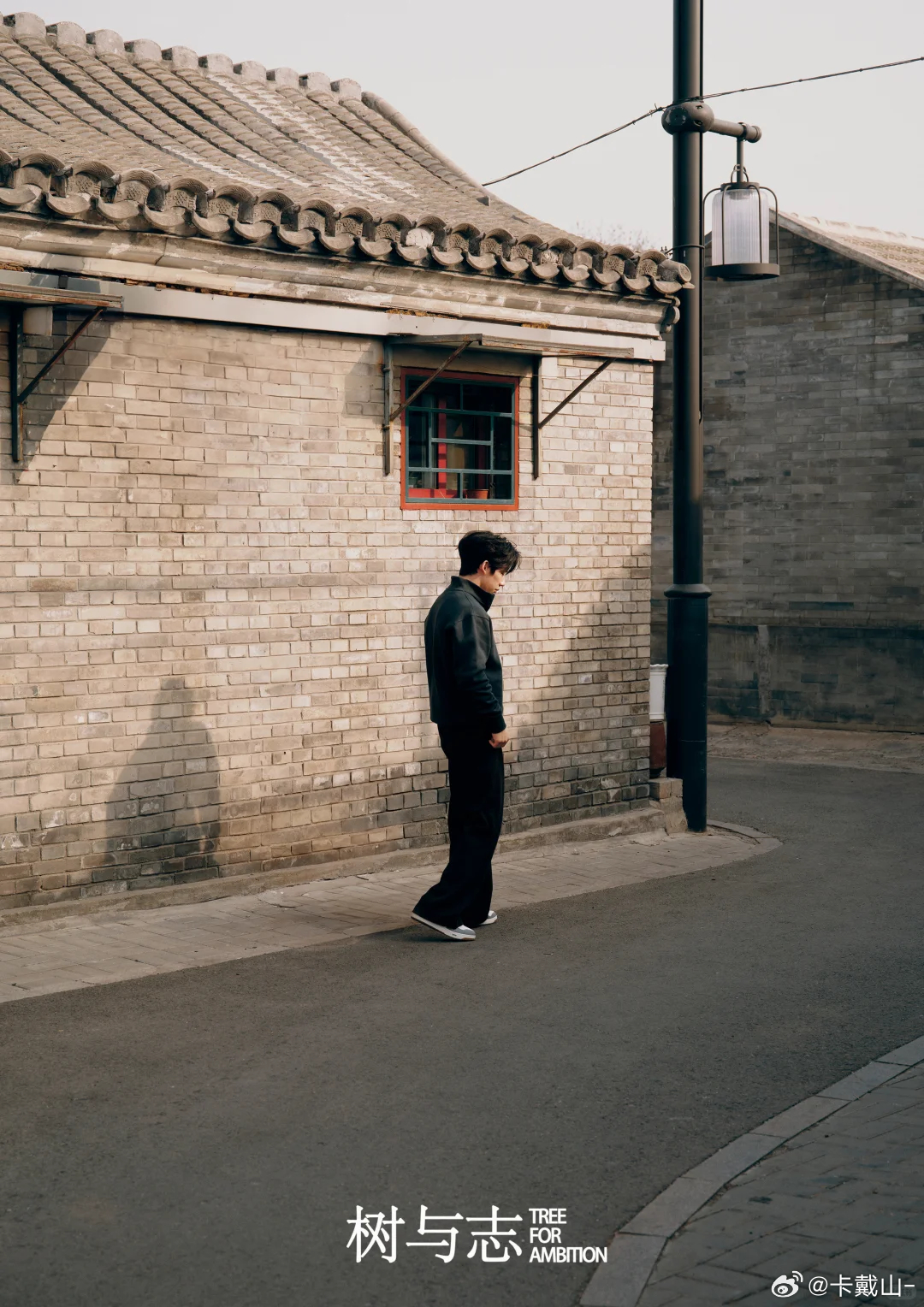 张博恒可以兼职模特了   面部折叠度是够够的了。用粉丝的话“这个鼻梁是真的可以滑