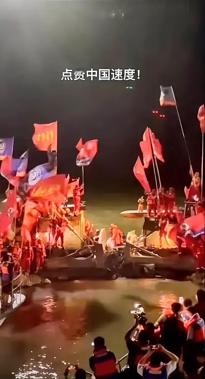 团洲垸决口终于合拢了！7月8日深夜，洞庭湖大堤226米决口完成封堵，现场彩旗飘飘