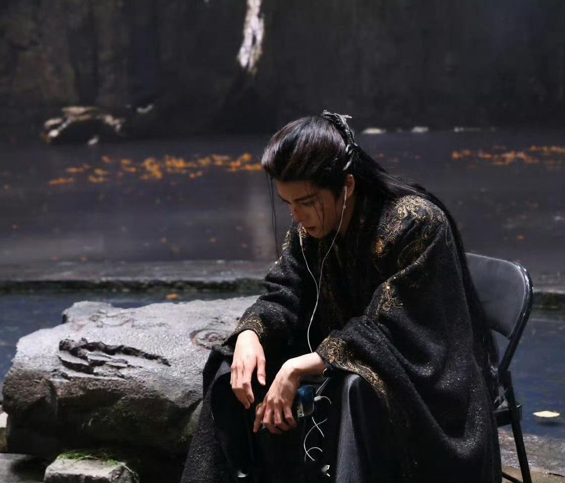 曾舜晞发长文告别月鳞绮纪曾舜晞发长文告别武拾光画皮画骨难画心，拾光终成守护神。从