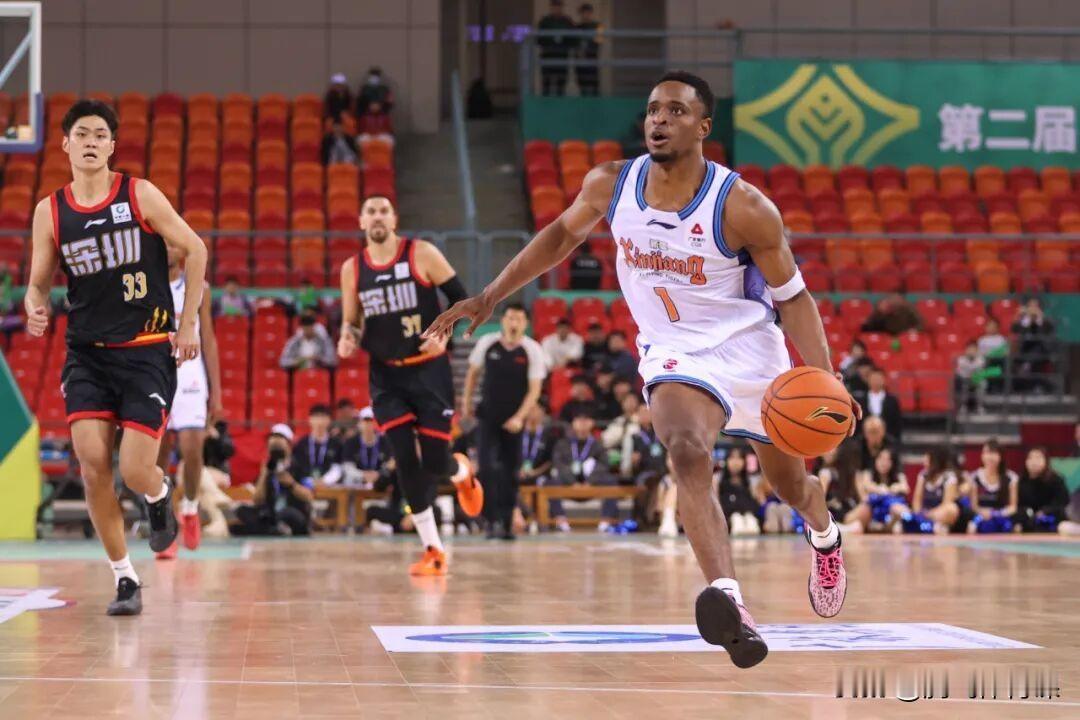 新疆95:96惜败深圳开局两连败，两战基本认清四人实力。

1.路易斯-金，两场