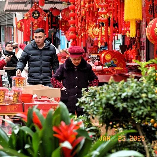 不论在外打拼是富裕还是困窘，都一定要回家过年，毕竟家永远是这世上最温暖的所在。家