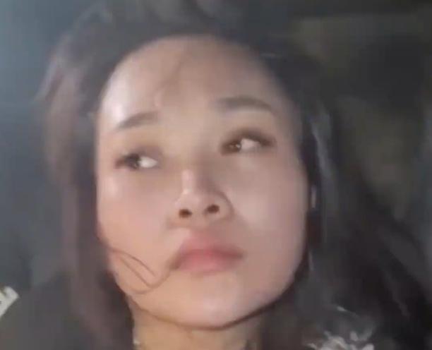 【高颜值劫囚犯引全网围观！这世界怎么了？】
柬埔寨女嫌犯因长相甜美一夜爆红，社交