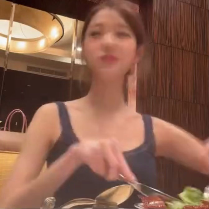 🐽：对待吃我可是认真的！！🍴吃开心了还指着北京烤鸭比爱心🫰🏻每一帧都可爱