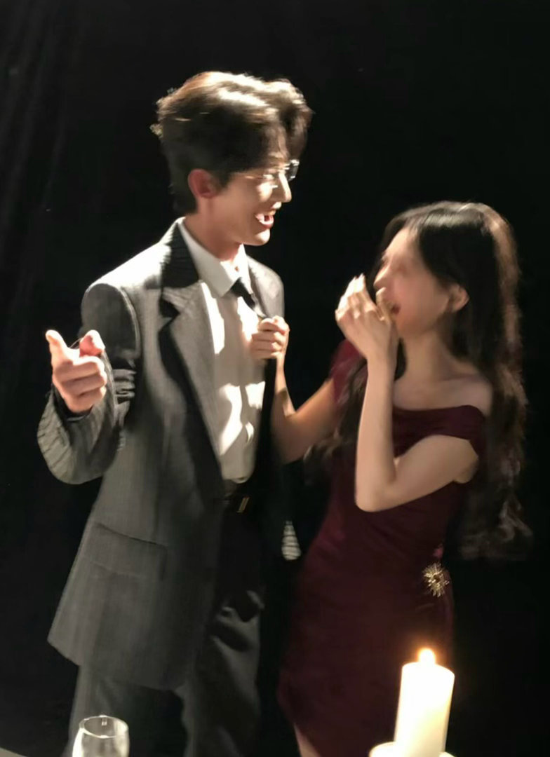 常华森现场吃李一桐的醋常华森讲自己吃李一桐醋的一场戏剧里是疯狂吃醋的毒舌男，剧外