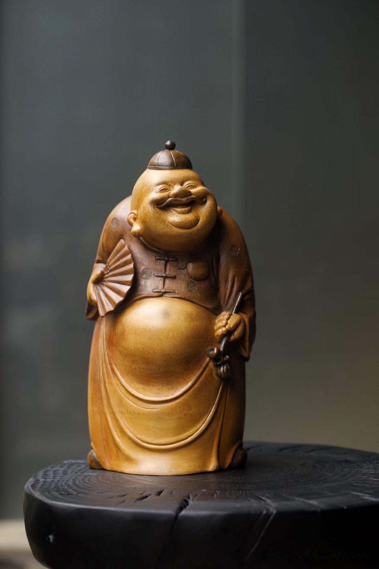 一张笑脸，满是人间烟火。

竹雕手工细刻，人物神情开朗自然，衣纹流畅舒展，折扇与