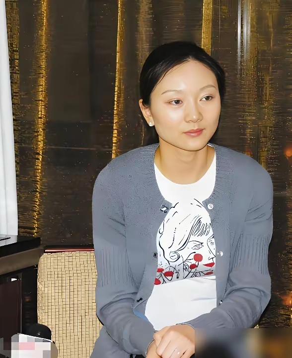 当年那个举报张艺谋超生的女演员何珺，硬生生把自己的大好前程给作没了。就因为被剧组