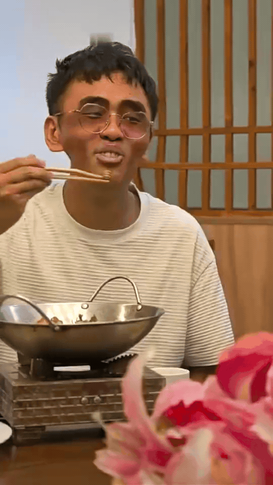 他是不是走错地吃饭了？