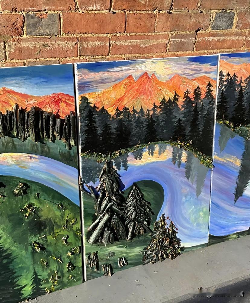 王诗龄刚回国，就开始展示她的新作品了，这幅山水画看来她很满意，高兴之余向大家展示