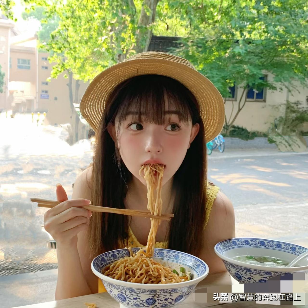 你在面馆吃面时，隔壁桌的同事说:
“我看你挺会装蒜的，
这蒜你多吃点儿”，
此时