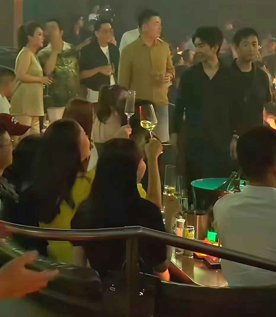 上海酒吧偶遇小S 网友上海夜店偶遇小S一家四口，全家举杯共饮，还随着音乐扭动。哎