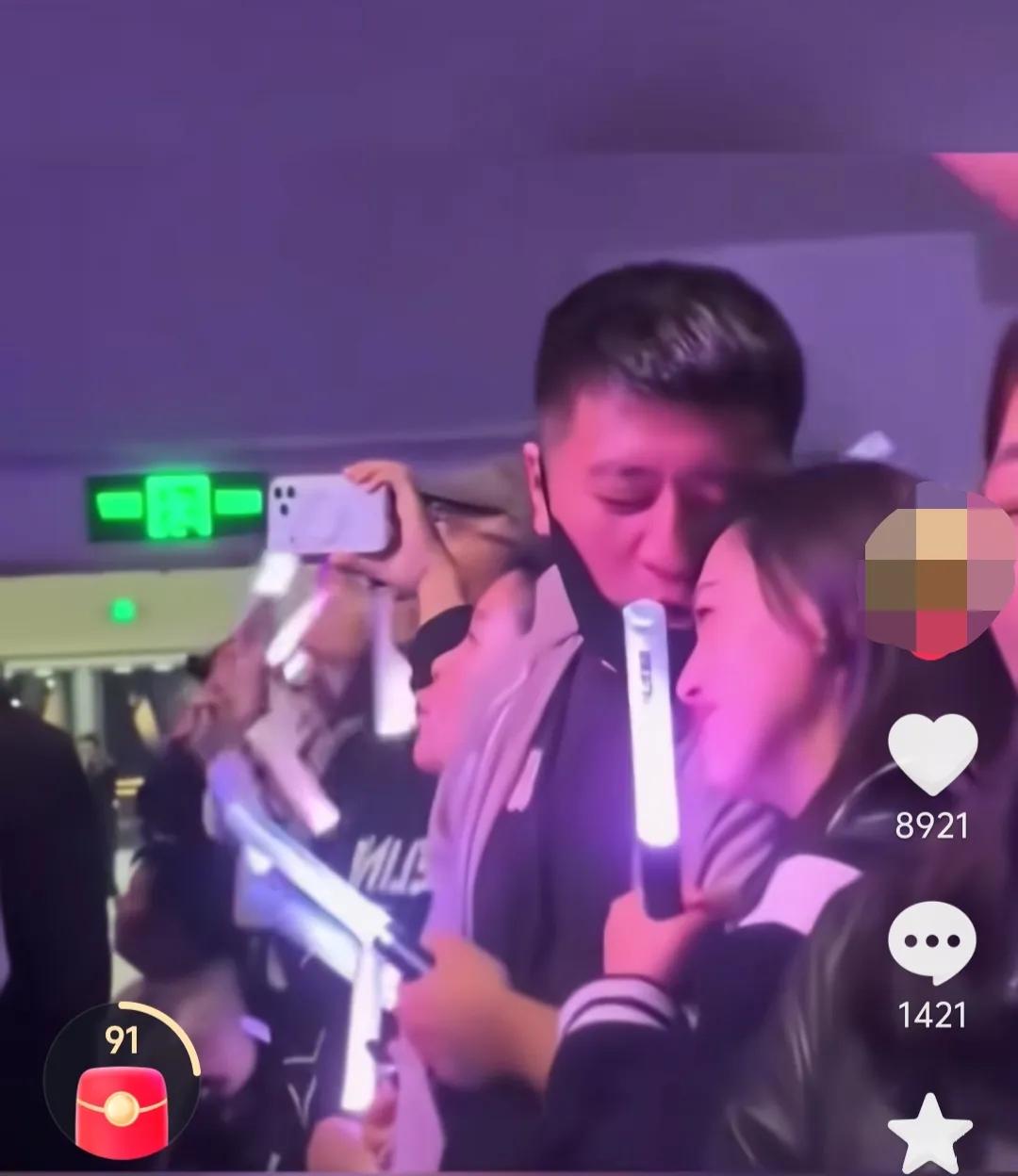 好炸裂，前几天看到别人写打了马赛克，还不信，今天一看果然是的，看这两人像谈恋爱的