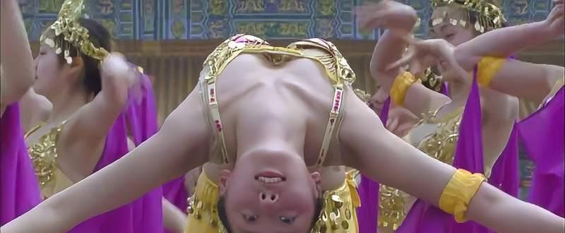 重刷《朱元璋》才惊觉，胡军对着满朝“鬼”跳舞那场戏，藏着权力最深的恐惧。
整个大