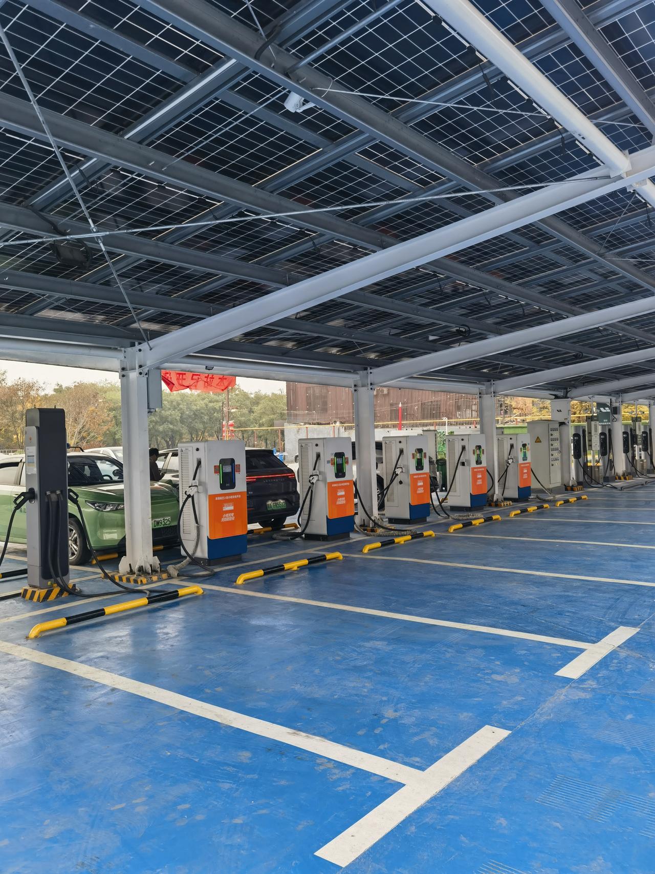 看看西安充电站，对于电动汽车来说就是加油站，真的很方便！今天就遇见一位朋友充电1