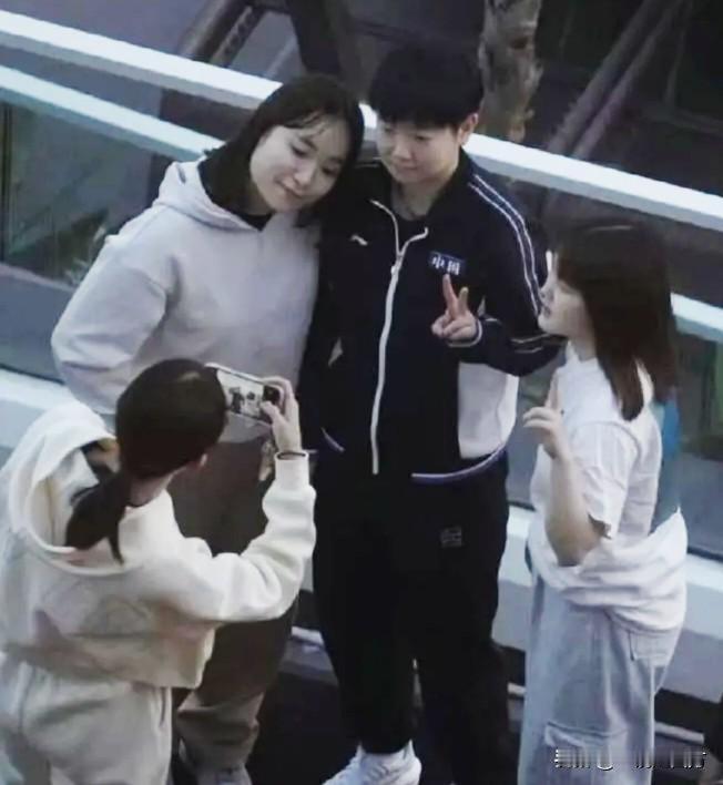 孙颖莎真是人见人爱，刚刚随队伍在成都拿到混团世界杯三连冠的她，来到香港准备参加总