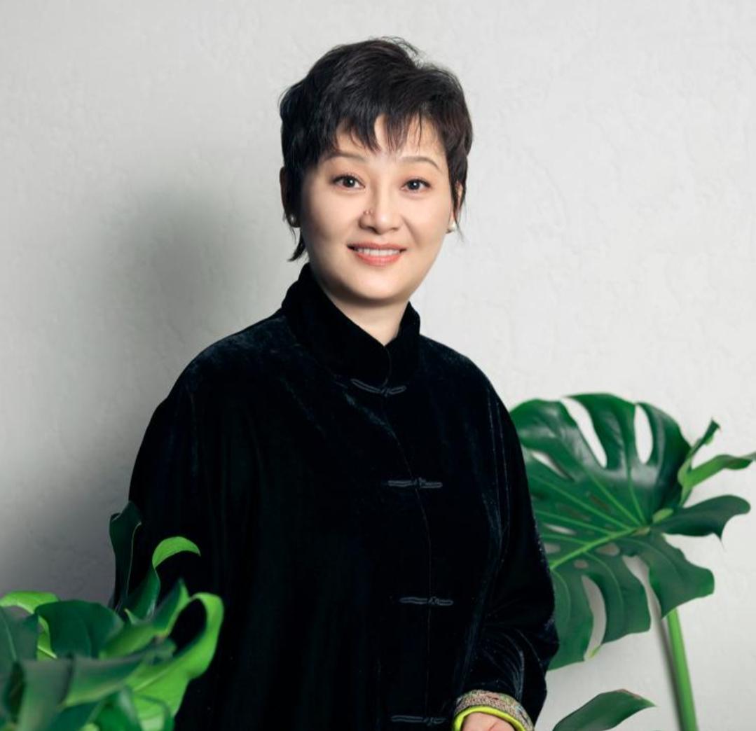 善恶终有报！58岁老态难辨 曝离婚传闻的徐帆，终为"贪财好色"买单娱乐 明星