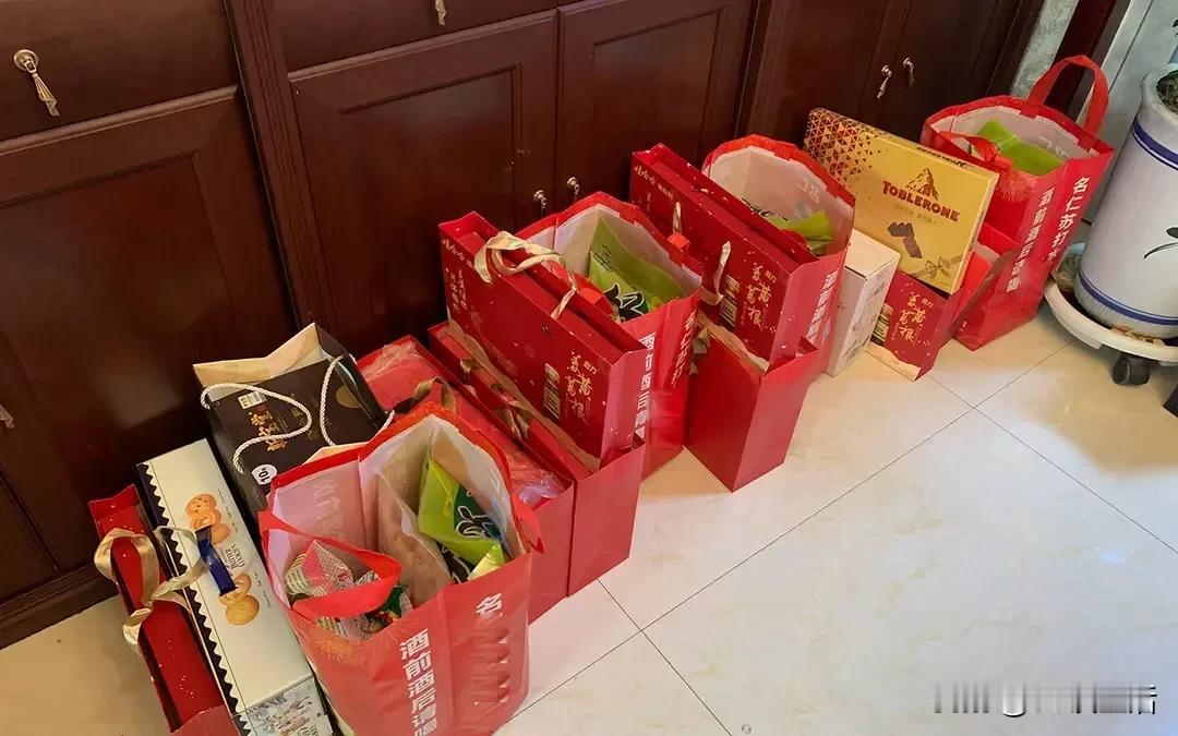 今年春节，我们所有的亲戚都约定好，不再给所有的孩子发红包了。

往年的春节，对我