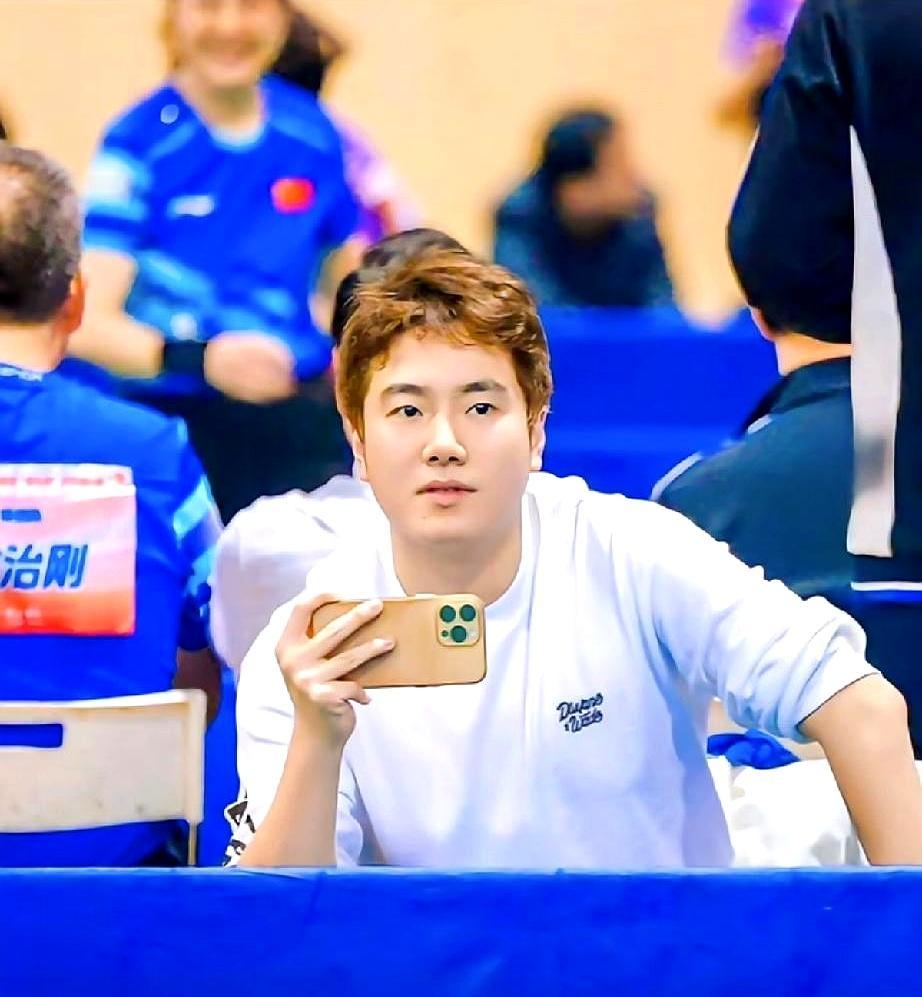 不得了了！
 

中国高校校长杯乒乓球赛上，梁靖崑当教练指导领导，还主动拧水，有