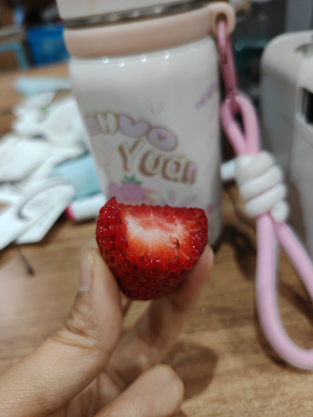 麻麻给你吃草莓！你吃草莓尖尖，我吃草莓屁屁