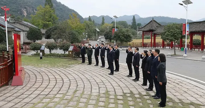 河南省委书记带领新一届省委常委班子到红二十五军长征出发地开展党性教育活动