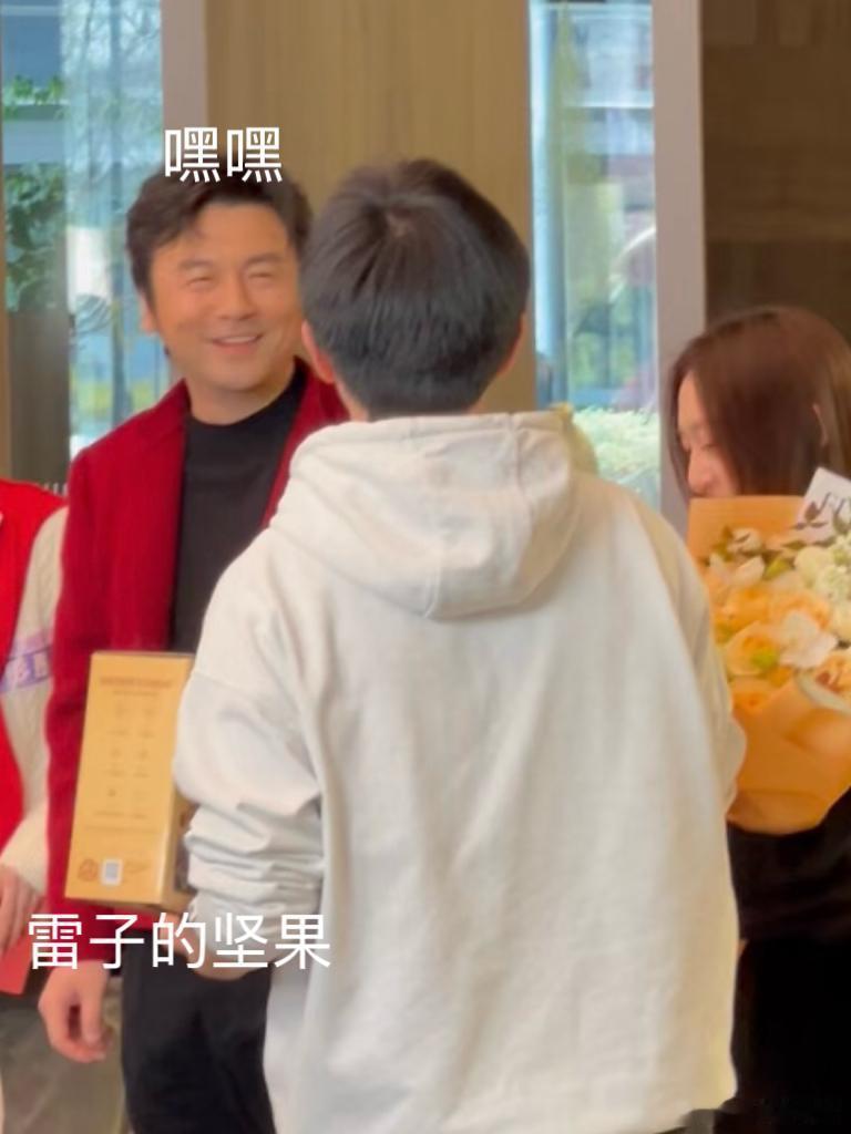 雷佳音自带坚果上街唠嗑 这场景太有代入感！雷佳音拎着瓜子花生送路人，唠嗑半钟头，