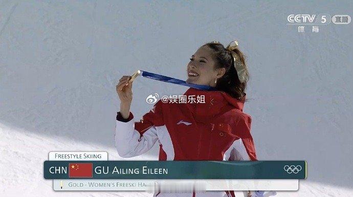 谷爱凌赛场霸气卫冕，领奖台更是把时尚度拉满！身穿红色李宁颁奖服搭配闪耀金色蝴蝶结