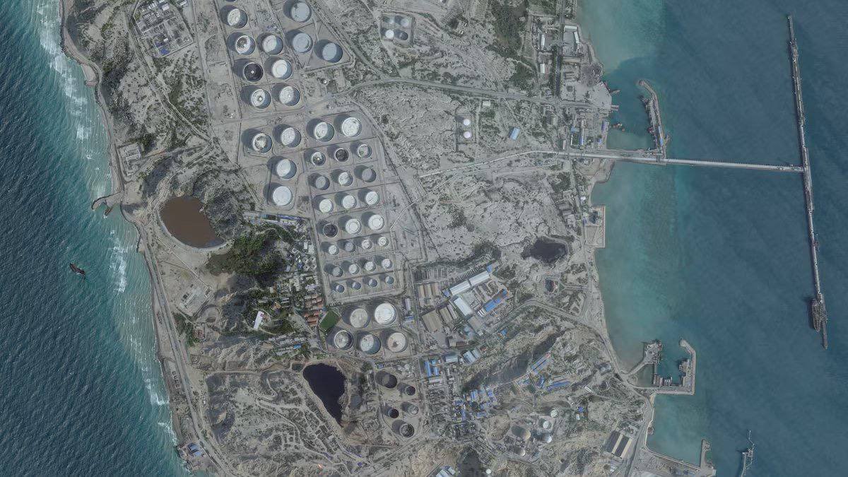 🔻据法尔斯通讯社现场报道，约3 小时前，哈尔克岛遭到美军袭击，岛上发生超过 1