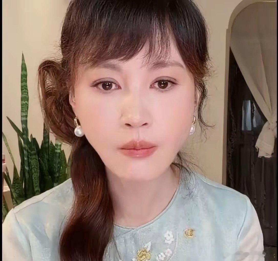 杨雪我听到她的发言真的不能共情她她老公那个普通人的长相，中年人的身材，但是她却要