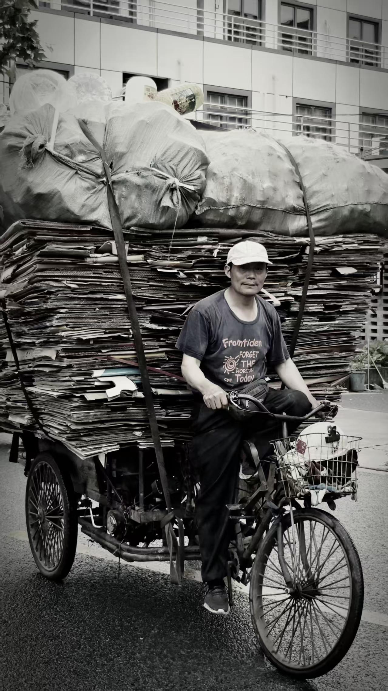 日子虽苦，他是丈夫和父亲，这辆三轮车拉着的是全家人的光。