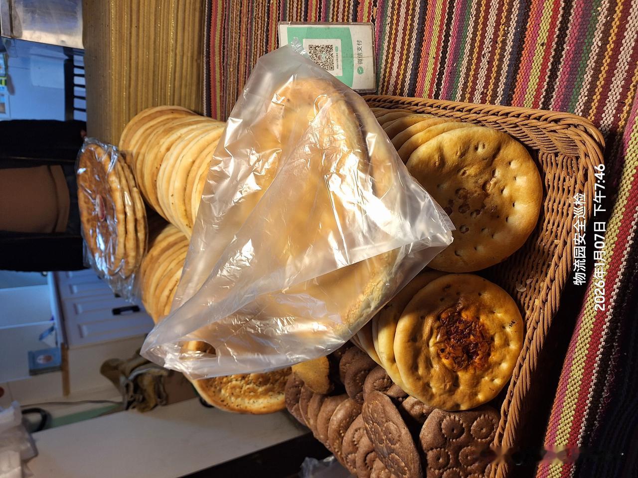 当地民谚，“宁可三日无肉，也不能一日无馕”。一盎司羊肉，加一磅土豆，两个番茄，0