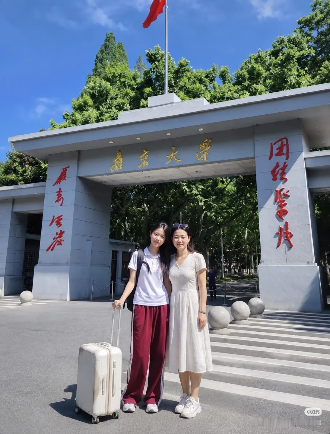 这堆试卷就是最好的勋章！圆梦南京大学

历经寒窗磨砺，成功圆梦南京大学。没有凭空